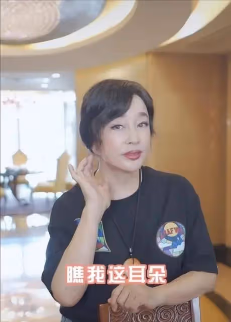 74歲劉曉慶戴上億玉鐲慶生，因拉皮耳朵巨長，磨皮磨得跟18歲一樣