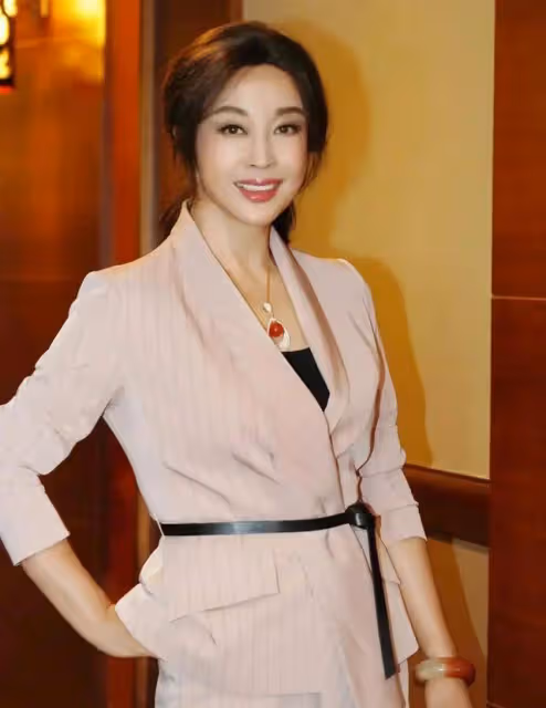 74歲劉曉慶戴上億玉鐲慶生，因拉皮耳朵巨長，磨皮磨得跟18歲一樣