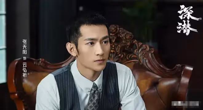 一個人毀一部劇!《深潛》驚現美甲、絲霧眉、桃花妝、在侮辱先烈