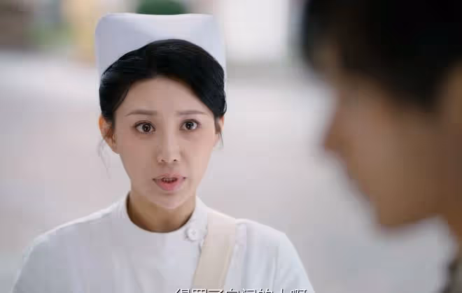 一個人毀一部劇!《深潛》驚現美甲、絲霧眉、桃花妝、在侮辱先烈