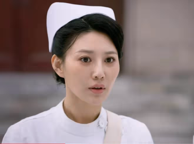 一個人毀一部劇!《深潛》驚現美甲、絲霧眉、桃花妝、在侮辱先烈