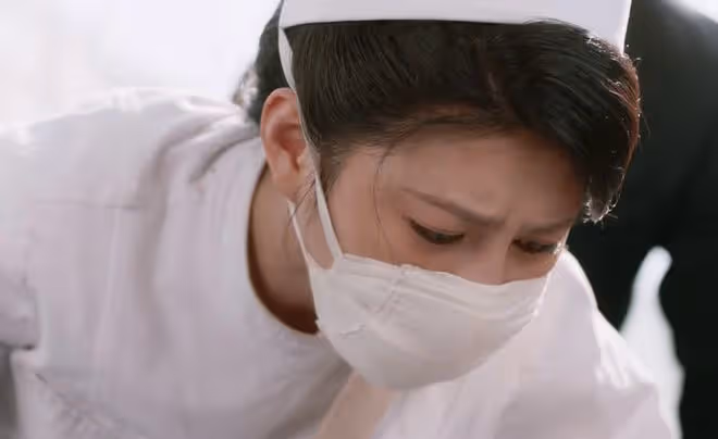一個人毀一部劇!《深潛》驚現美甲、絲霧眉、桃花妝、在侮辱先烈