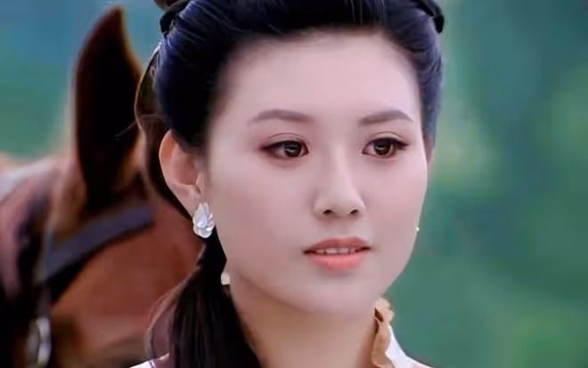 一個人毀一部劇!《深潛》驚現美甲、絲霧眉、桃花妝、在侮辱先烈