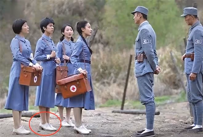 一個人毀一部劇!《深潛》驚現美甲、絲霧眉、桃花妝、在侮辱先烈