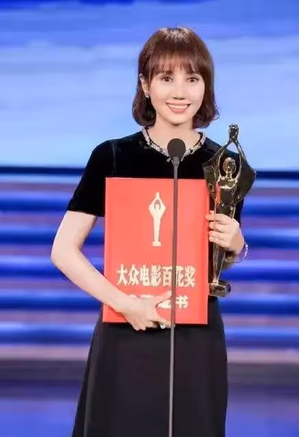 袁泉現身女兒家長會引圍觀，打扮低調樸素毫不起眼，本人很陽光