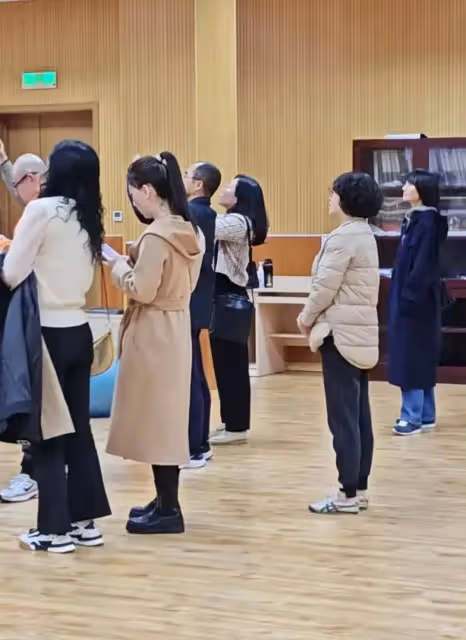 袁泉現身女兒家長會引圍觀，打扮低調樸素毫不起眼，本人很陽光