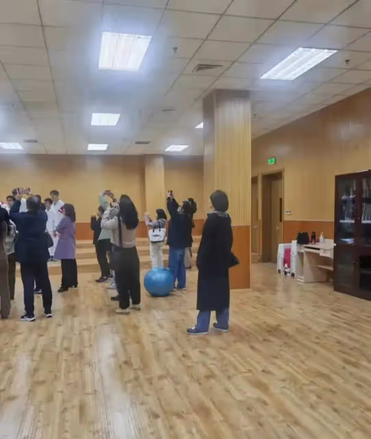 袁泉現身女兒家長會引圍觀，打扮低調樸素毫不起眼，本人很陽光