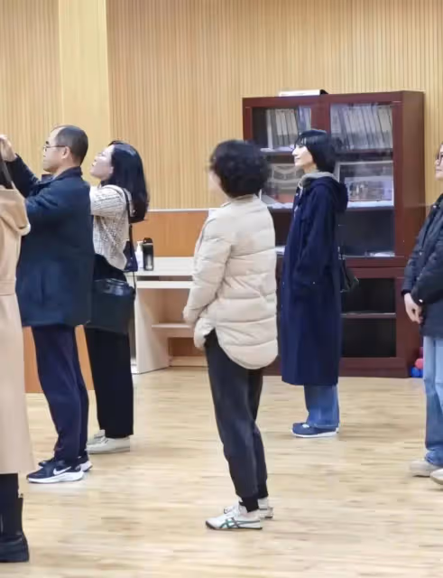 袁泉現身女兒家長會引圍觀，打扮低調樸素毫不起眼，本人很陽光
