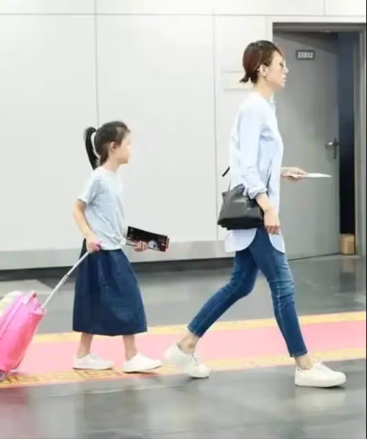 袁泉現身女兒家長會引圍觀，打扮低調樸素毫不起眼，本人很陽光