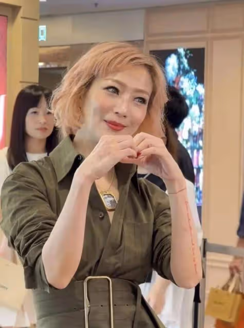 52歲鄭秀文罕見露面,長腿細腰身材似少女,雙手叉腰盡顯天后風範
