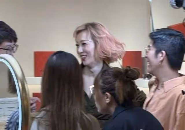 52歲鄭秀文罕見露面,長腿細腰身材似少女,雙手叉腰盡顯天后風範