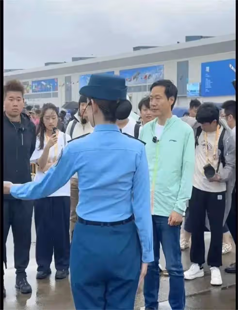 排面足!雷軍現身航展,身著李寧防曬服,卻有上尉軍官跟隨講解