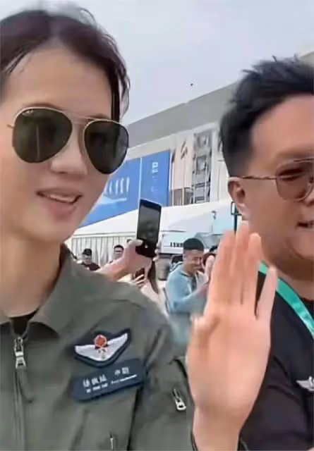 排面足!雷軍現身航展,身著李寧防曬服,卻有上尉軍官跟隨講解