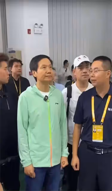 排面足!雷軍現身航展,身著李寧防曬服,卻有上尉軍官跟隨講解