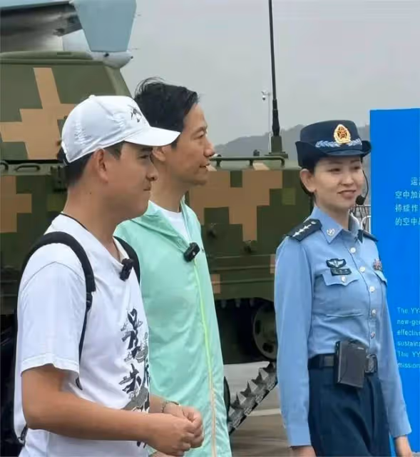 排面足!雷軍現身航展,身著李寧防曬服,卻有上尉軍官跟隨講解