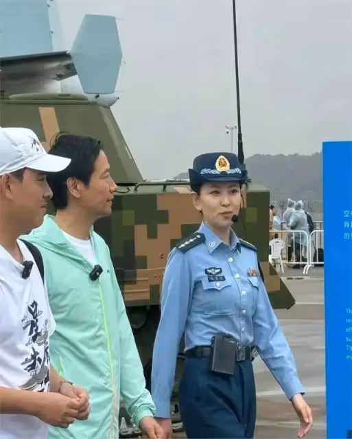 排面足!雷軍現身航展,身著李寧防曬服,卻有上尉軍官跟隨講解