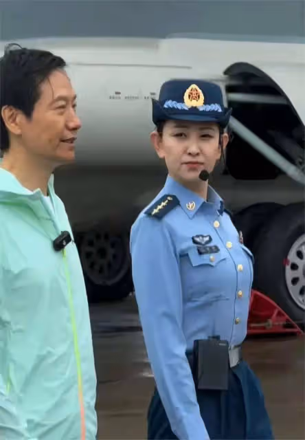 排面足!雷軍現身航展,身著李寧防曬服,卻有上尉軍官跟隨講解
