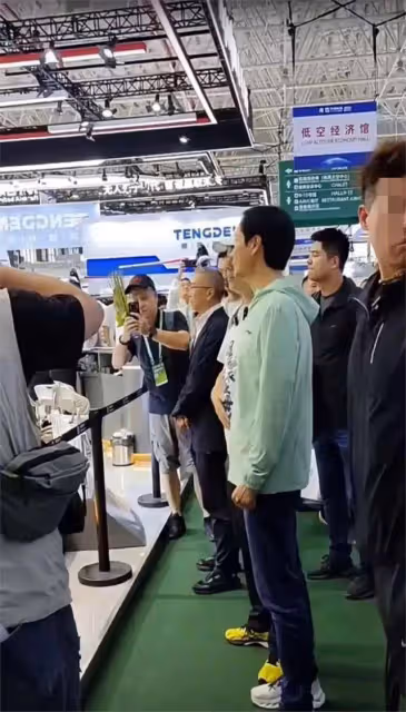 排面足!雷軍現身航展,身著李寧防曬服,卻有上尉軍官跟隨講解