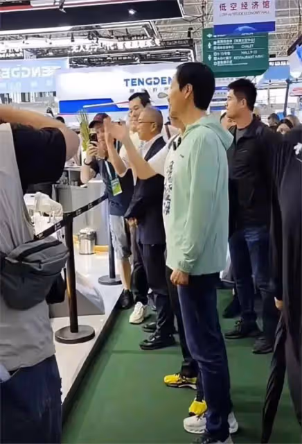 排面足!雷軍現身航展,身著李寧防曬服,卻有上尉軍官跟隨講解