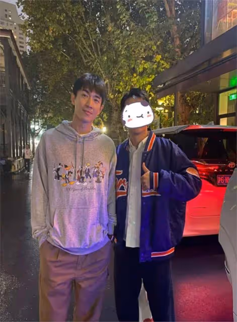 林更新冒雨上晚課，獲老師表揚出勤率很高，衣服價格曝光太接地氣