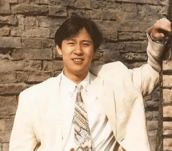 56歲解曉東罕見現身養老院,從巨星到負債纍纍:這輩子幸虧娶了她
