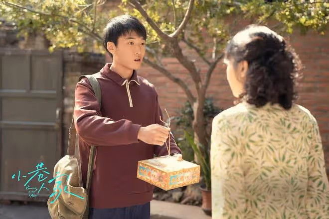 《小巷人家》向鵬飛吃西瓜拉肚子,他才明白,母親對外公外婆的恨
