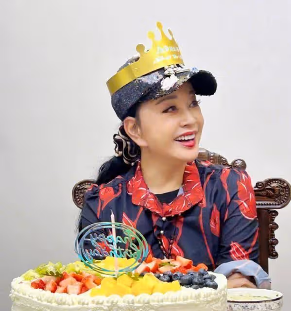 「精神女帝」劉曉慶曬74歲生日照,低調簡單,桌上只有幾個素菜