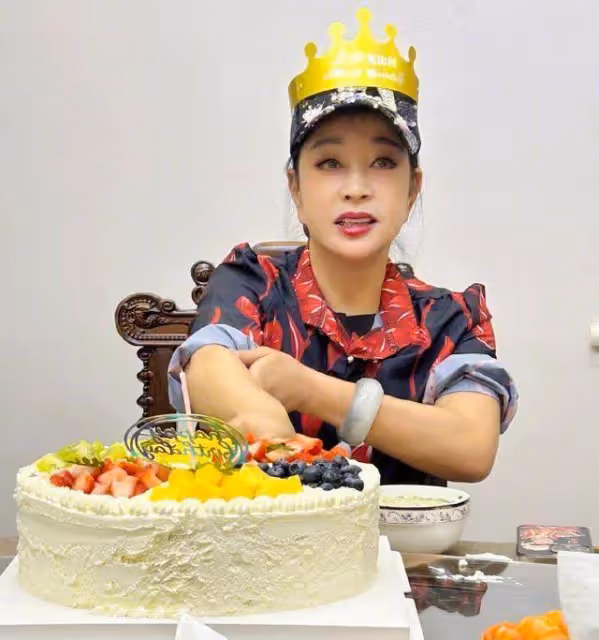 「精神女帝」劉曉慶曬74歲生日照,低調簡單,桌上只有幾個素菜