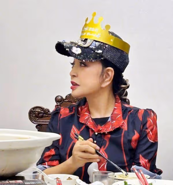「精神女帝」劉曉慶曬74歲生日照,低調簡單,桌上只有幾個素菜