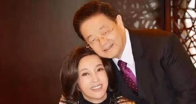 「精神女帝」劉曉慶曬74歲生日照,低調簡單,桌上只有幾個素菜
