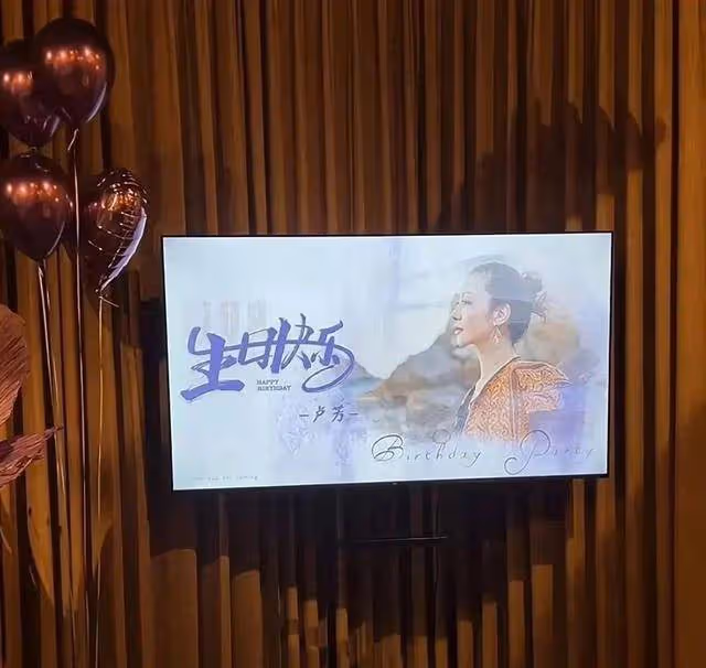 胡軍為52歲妻子慶生,兒子贈項鍊,女兒送花,家庭溫馨和睦
