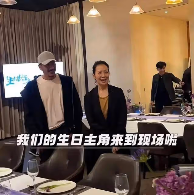胡軍為52歲妻子慶生,兒子贈項鍊,女兒送花,家庭溫馨和睦