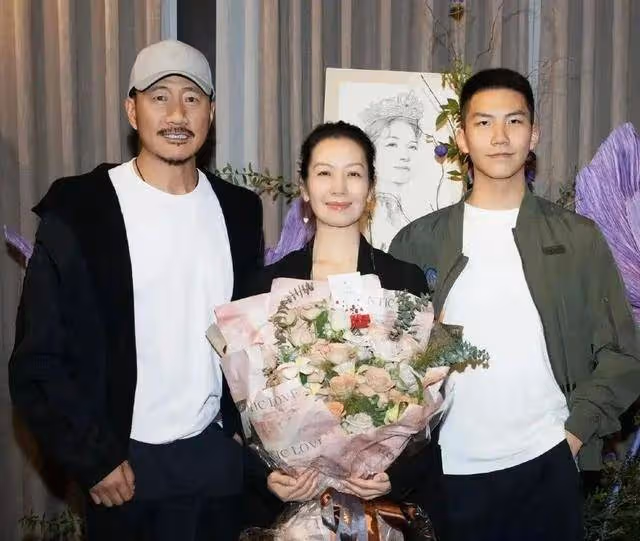 胡軍為52歲妻子慶生,兒子贈項鍊,女兒送花,家庭溫馨和睦