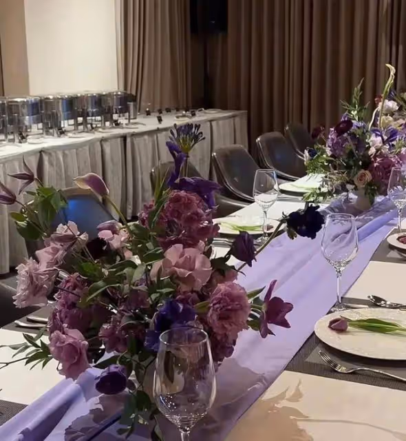 胡軍為52歲妻子慶生,兒子贈項鍊,女兒送花,家庭溫馨和睦