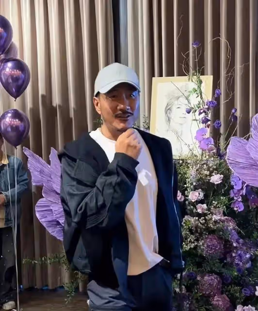 胡軍為52歲妻子慶生,兒子贈項鍊,女兒送花,家庭溫馨和睦