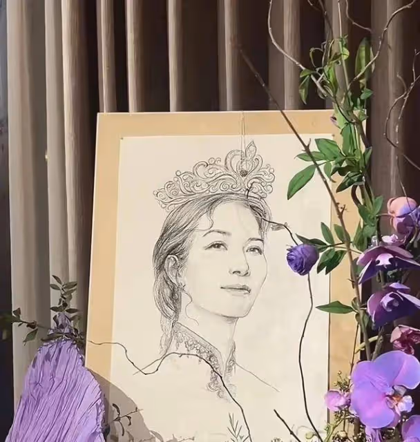 胡軍為52歲妻子慶生,兒子贈項鍊,女兒送花,家庭溫馨和睦