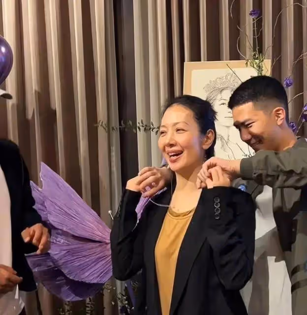 胡軍為52歲妻子慶生,兒子贈項鍊,女兒送花,家庭溫馨和睦