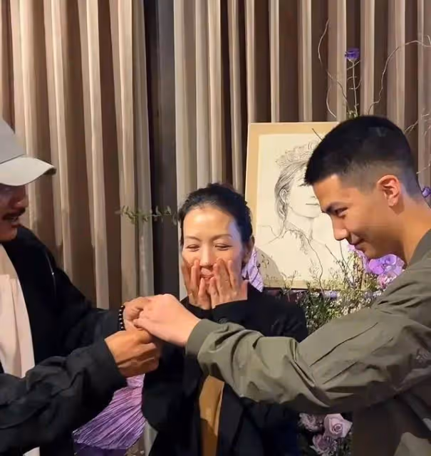 胡軍為52歲妻子慶生,兒子贈項鍊,女兒送花,家庭溫馨和睦