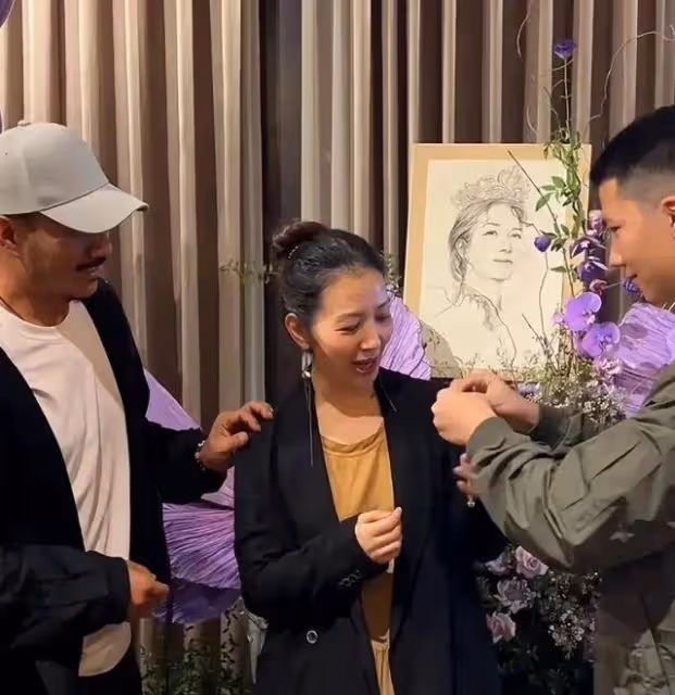 胡軍為52歲妻子慶生,兒子贈項鍊,女兒送花,家庭溫馨和睦