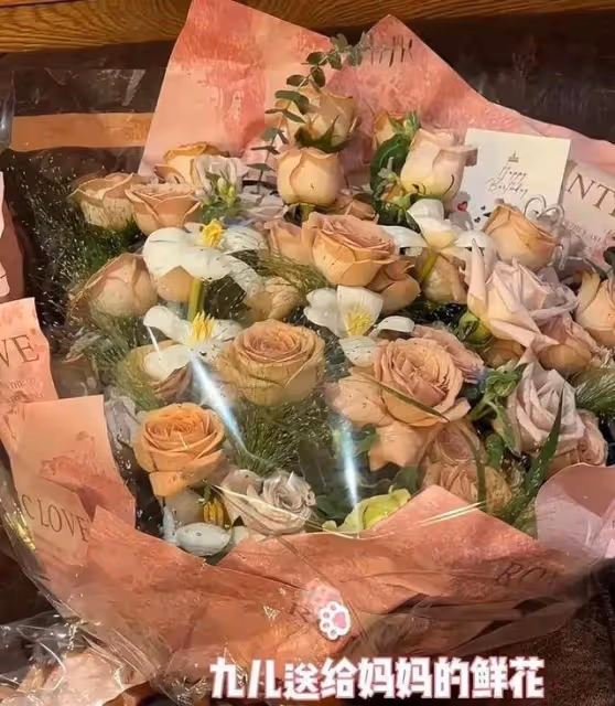 胡軍為52歲妻子慶生,兒子贈項鍊,女兒送花,家庭溫馨和睦