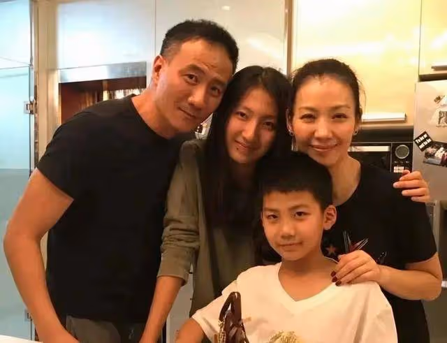 胡軍為52歲妻子慶生,兒子贈項鍊,女兒送花,家庭溫馨和睦