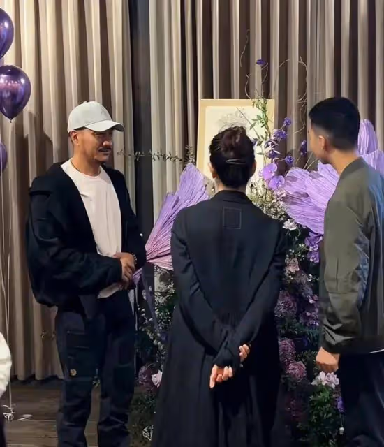 胡軍為52歲妻子慶生,兒子贈項鍊,女兒送花,家庭溫馨和睦