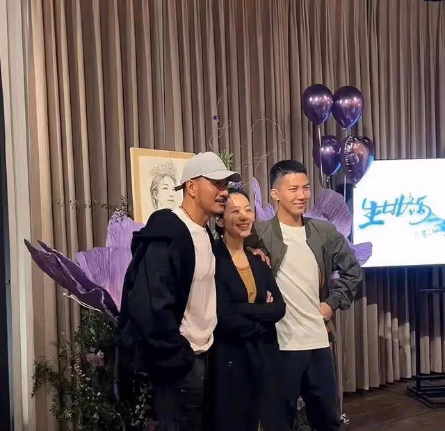 胡軍為52歲妻子慶生,兒子贈項鍊,女兒送花,家庭溫馨和睦