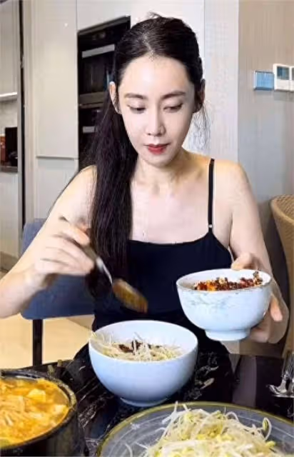 秋瓷炫帶兒子體驗中國地鐵,一路站著,被於曉光催著趕緊考駕照