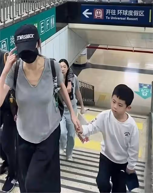 秋瓷炫帶兒子體驗中國地鐵,一路站著,被於曉光催著趕緊考駕照