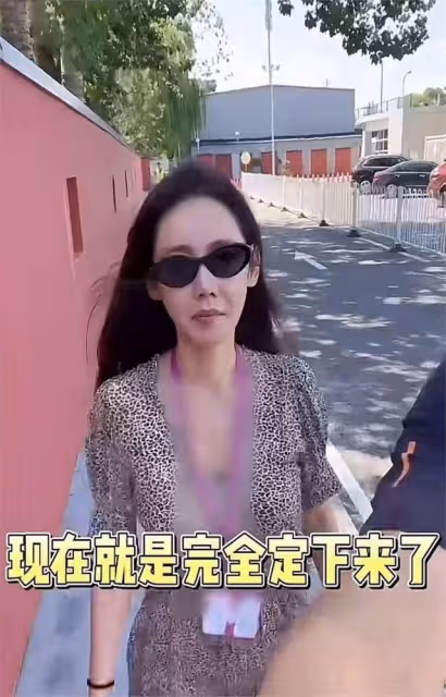 秋瓷炫帶兒子體驗中國地鐵,一路站著,被於曉光催著趕緊考駕照