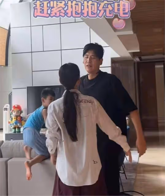 秋瓷炫帶兒子體驗中國地鐵,一路站著,被於曉光催著趕緊考駕照