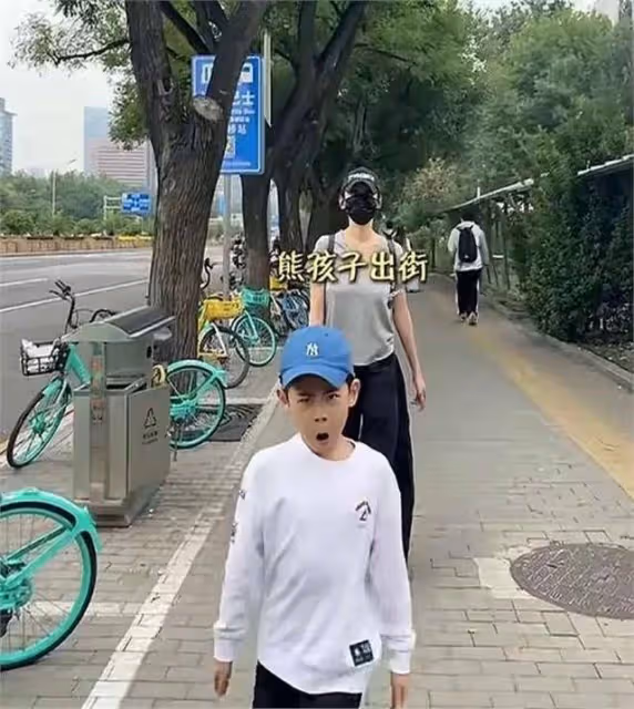 秋瓷炫帶兒子體驗中國地鐵,一路站著,被於曉光催著趕緊考駕照