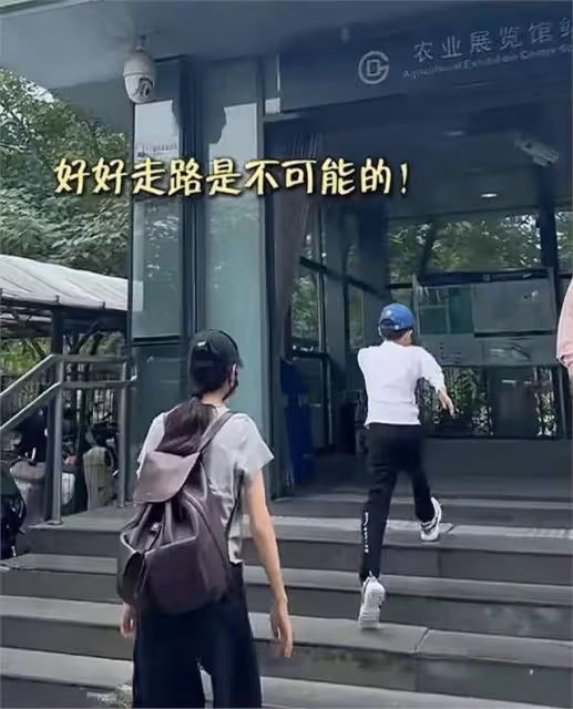 秋瓷炫帶兒子體驗中國地鐵,一路站著,被於曉光催著趕緊考駕照