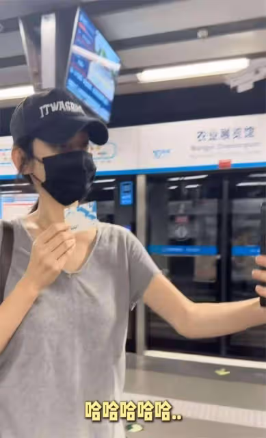 秋瓷炫帶兒子體驗中國地鐵,一路站著,被於曉光催著趕緊考駕照